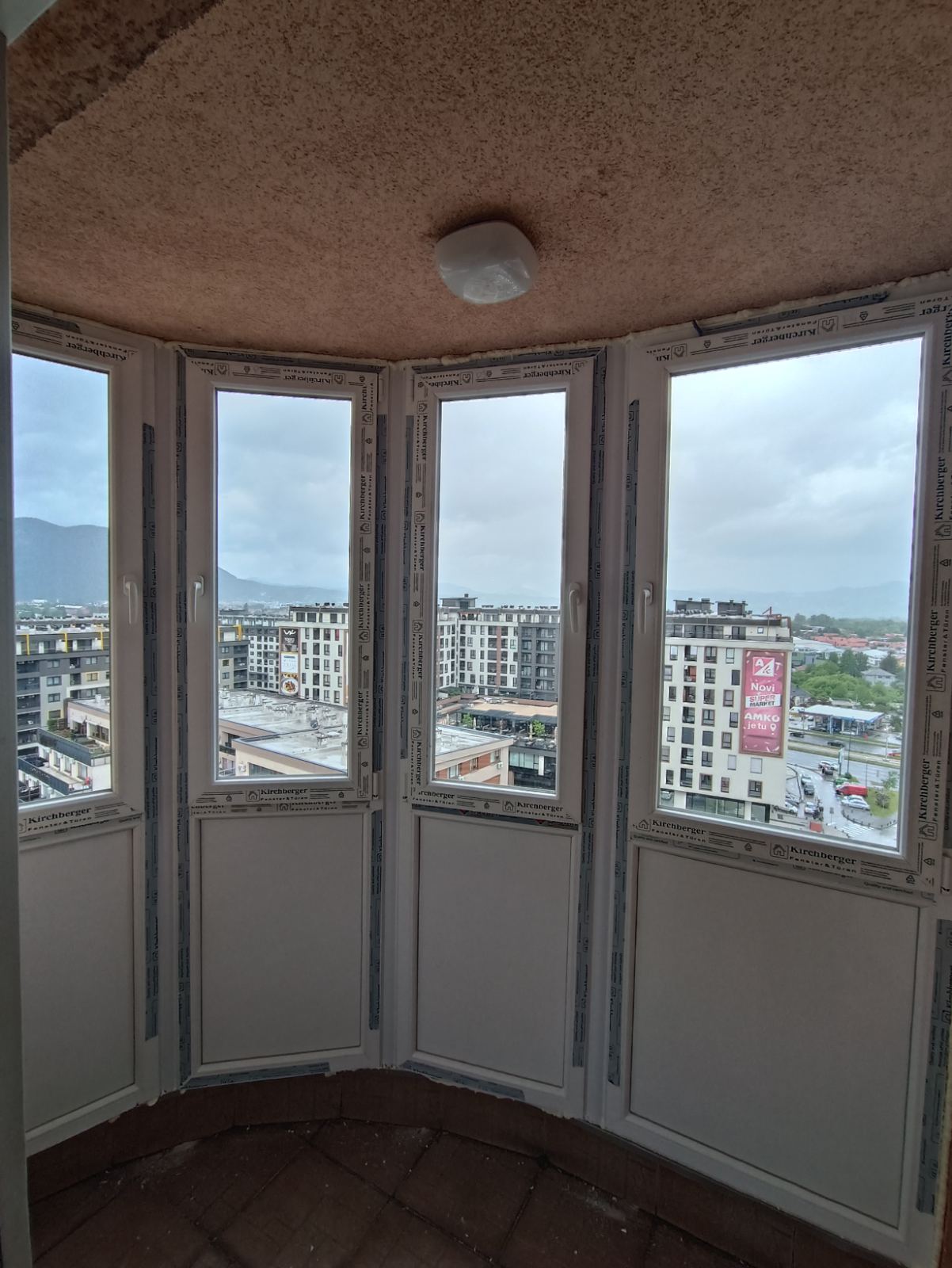 Zatvoren balkon PVC stolarijom